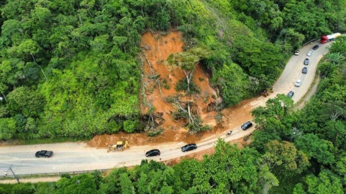 20fev2023---carros-desviam-de-deslizamentos-na-rodovia-rio-santos-na-segunda-feira-1677008682858_v2_900x506