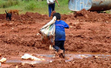 1280px-crianca_lixao_20080220_-_marcello_casal_jr._-_agencia_brasil