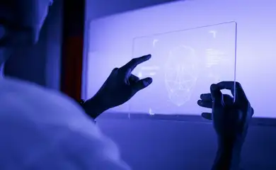 designer-usando-uma-tecnologia-futurista-de-tela-de-tablet-digital-transparente