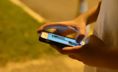 180515_-_jovem_celular_0826