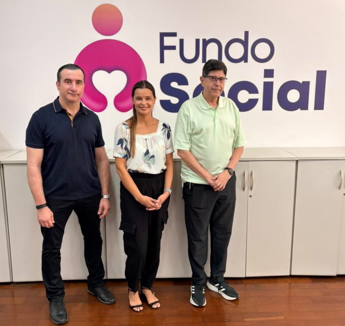 O diretor financeiro do Clube Náutico Mogiano, vereador Marcos Furlan e o presidente do Conselho Deliberativo da entidade, José Eduardo Santana Leite, ladeiam a presidente do Fundo Social de Mogi das Cruzes, Maira Cusatis