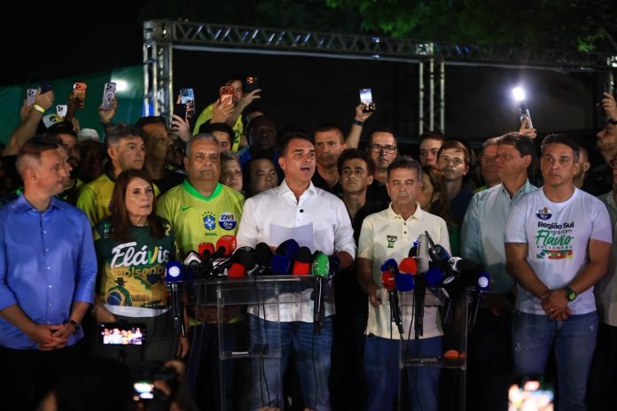 Flávio Bolsonaro discursa ao lado de aliados em Brasília após a vitória de Lula
