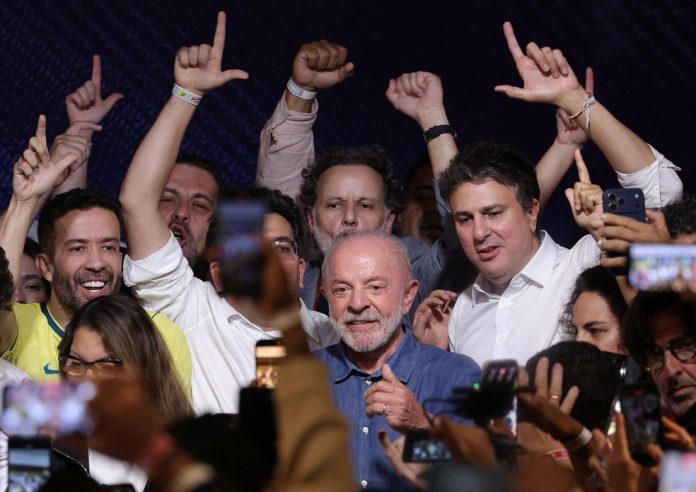 Lula comemora a reeleição ao lado de aliados em São Paulo