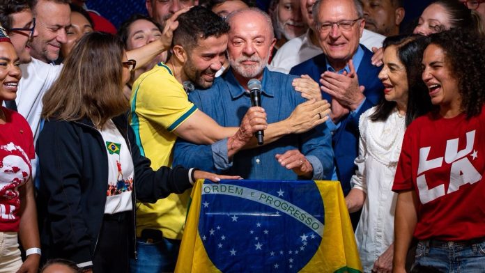 O deputado federal André Janones abraça o presidente Lula, reeleito neste domingo