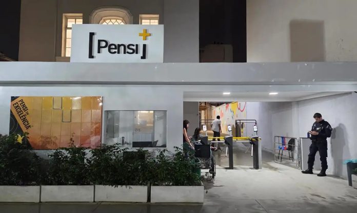 Entrada vazia do Colégio Pensi, local de votação no Flamengo, no Rio de Janeiro, depois das 17h do 2º turno