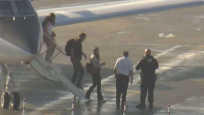 Flávio Bolsonaro e familiares desembarcam de jatinho em aeroporto de Miami, nos Estados Unidos